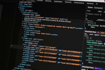 Програмисти работят заедно в Под ОКО